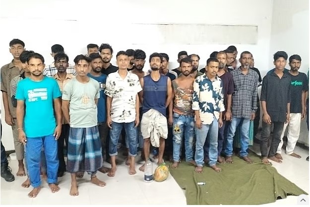 রাজধানীর মোহাম্মদপুরে পুলিশের অভিযানে গ্রেপ্তার ব্যক্তিরাছবি: ডিএমপির সৌজন্যে